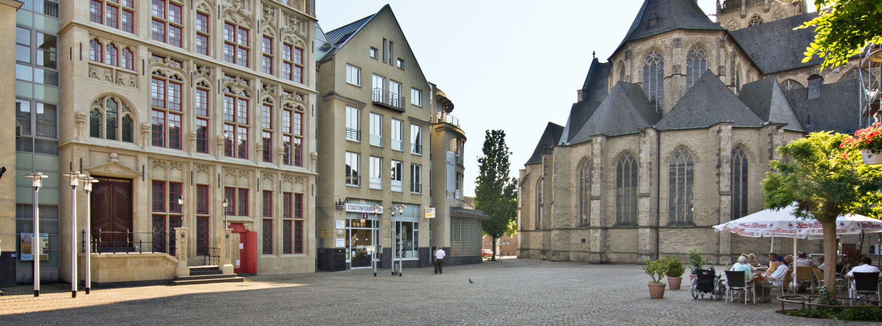 Großer Markt mit Rathausfassade und Dom © Jürgen Bosmann