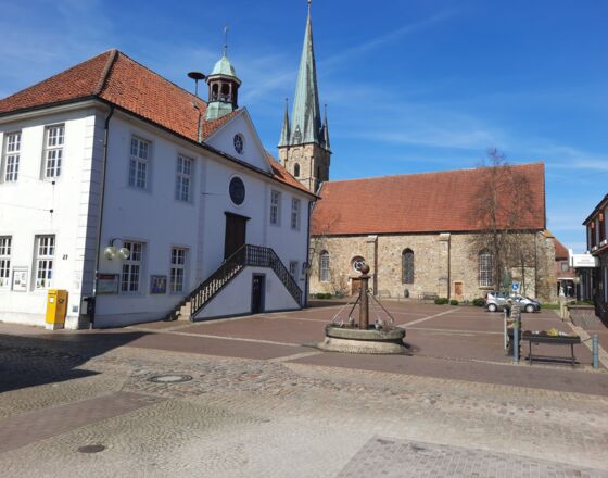 Altes Rathaus mit Kirche und Marktplatz © Stadt Fürstenau