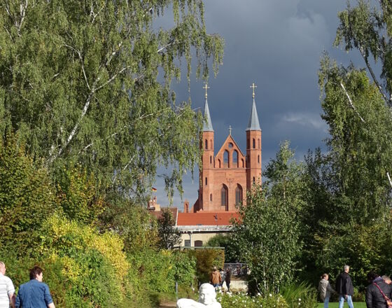 Kyritz - Rosengarten mit St. Marienkirche © Stadt Kyritz