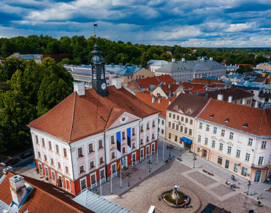 Tartu Rathaus und Rathausplatz © Timo Arbeiter