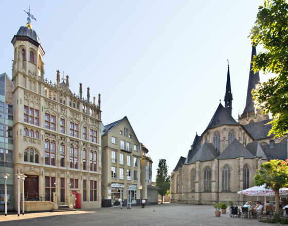 Großer Markt mit Rathausfassade und Dom © Jürgen Bosmann