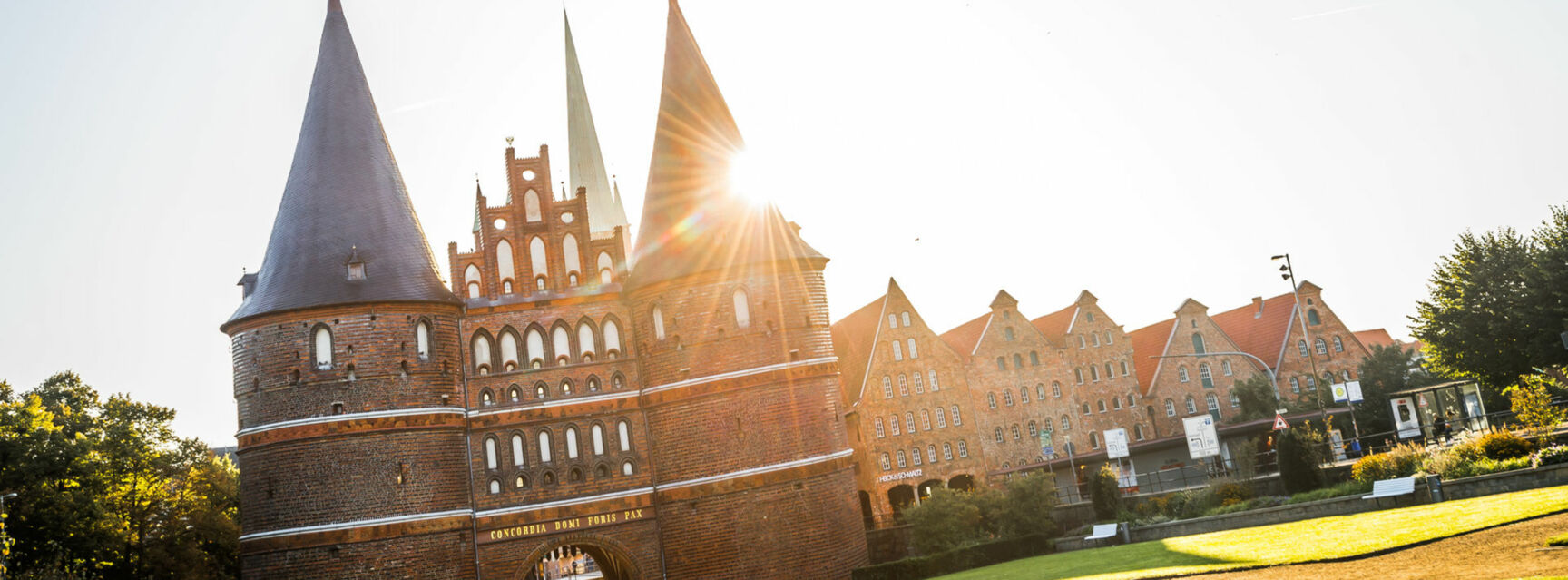 Holstentor Sonneneinfall mit Salzspeicher © LTM