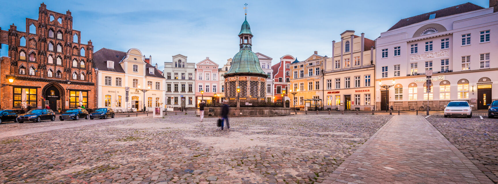 Marktplatz, Wasserkunst auf dem Marktplatz, Giebelhäuser © Anibal Trejo