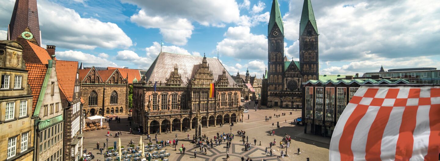 BTZ_5932_Marktplatz-Speckflagge ©Jonas Ginter, BTZ Bremer Touristik-Zentrale BTZ_5932_Marktplatz-Speckflagge ©Jonas Ginter, BTZ Bremer Touristik-Zentrale