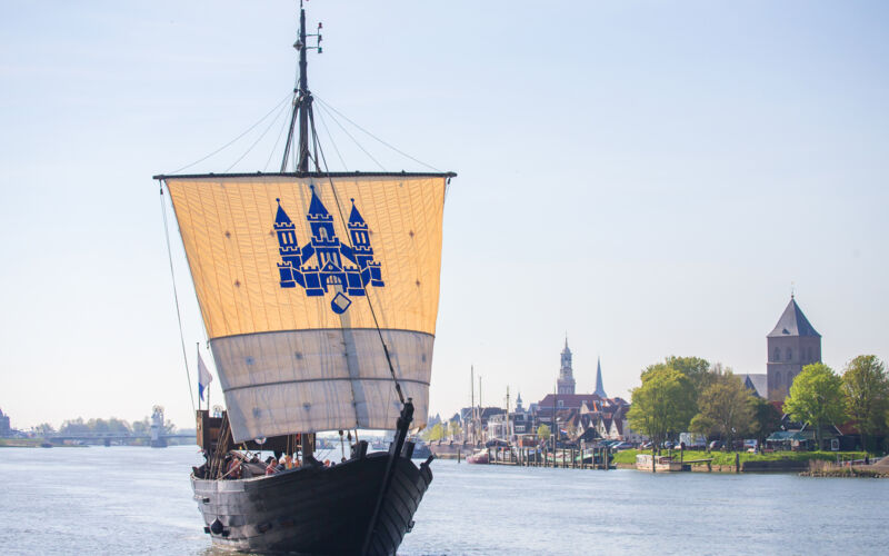 Kamper Kogge vor der Stadt © Richard Tennekes