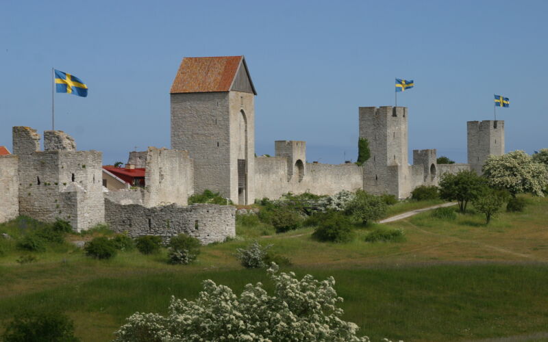 Visby ringmur med flaggor