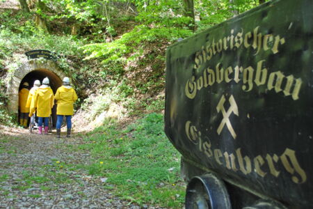 Sehenswürdigkeiten Goldbergwerk Besuchergruppe