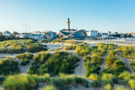 Blick auf den Leuchtturm vom Seebad Warnemünde ©TMV Gänsicke