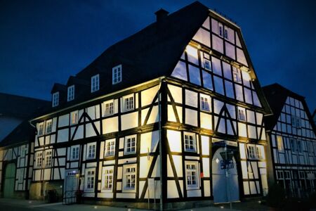 HausBuuck-blaueStunde Foto Forum für Stadtentwicklung Ältestes Haus Rüthens aus der Hansezeit HausBuuck-blaueStunde Foto Forum für Stadtentwicklung Ältestes Haus Rüthens aus der Hansezeit