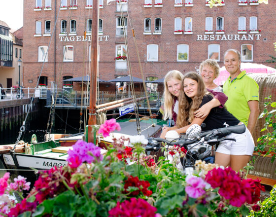 Gästegruppe am Fleth ©Daniela Ponath Fotografie, Hansestadt Buxtehude