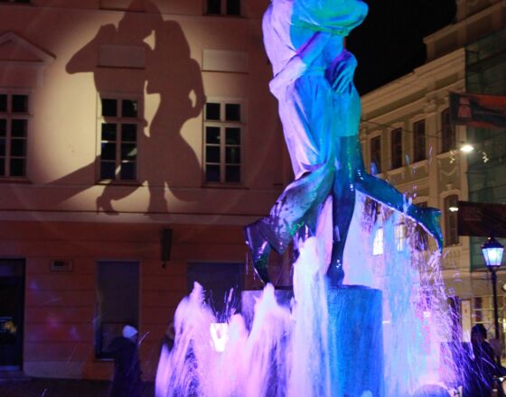 The Kissing Students fountain