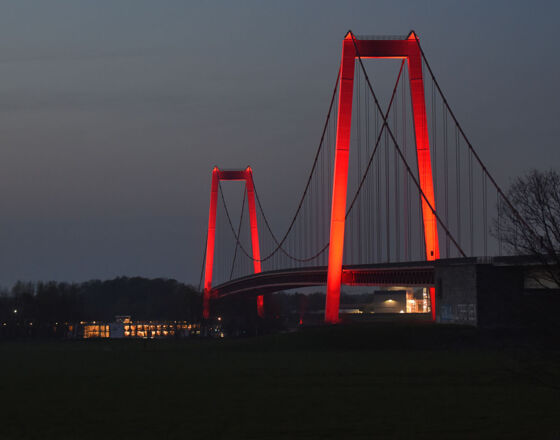 Emmerich-Rheinbrücke bei Nacht