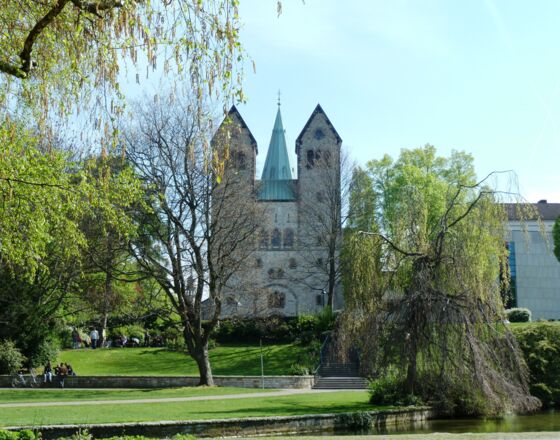 Abdinghofkirche mit Domturm © Tourist Information Paderborn