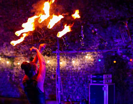 Performance neben der Stadtmauer ©David Thomas