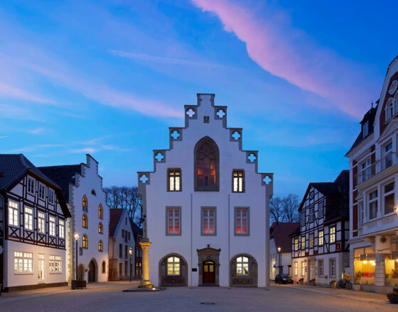 Rathaus Marktplatz Abendstimmung ©Matthias Groppe, Stadt Brakel