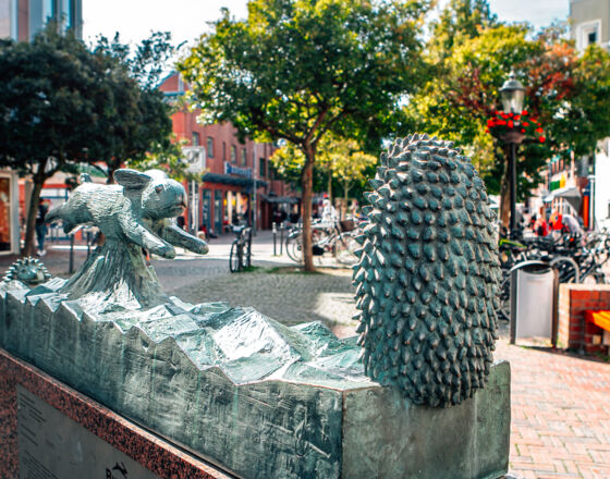 Hase und Igel-Brunnen ©Madeline Jost, Hansestadt Buxtehude Hase und Igel-Brunnen ©Madeline Jost, Hansestadt Buxtehude