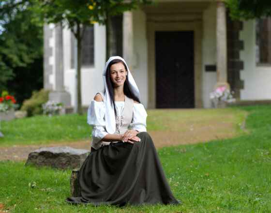 Maeken von Brakel - Anneken vor Annenkapelle ©Matthias Groppe, Stadt Brakel