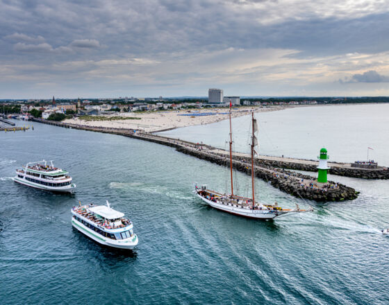 Hanse Sail 2021_Hafeneinfahrt Warnemünde_MZ7_4718 © Tasler & Martens Hanse Sail 2021_Hafeneinfahrt Warnemünde_MZ7_4718 © Tasler & Martens