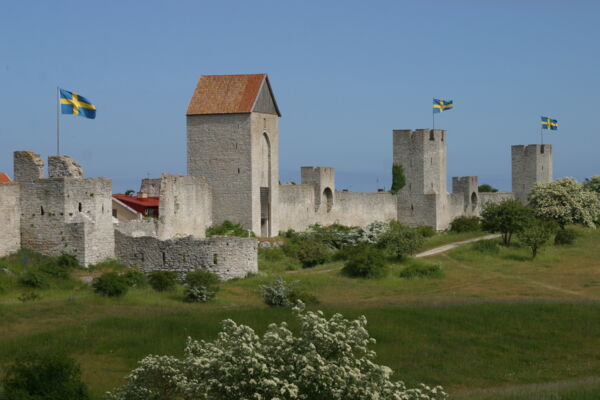 Visby ringmur med flaggor © www.gotland.com