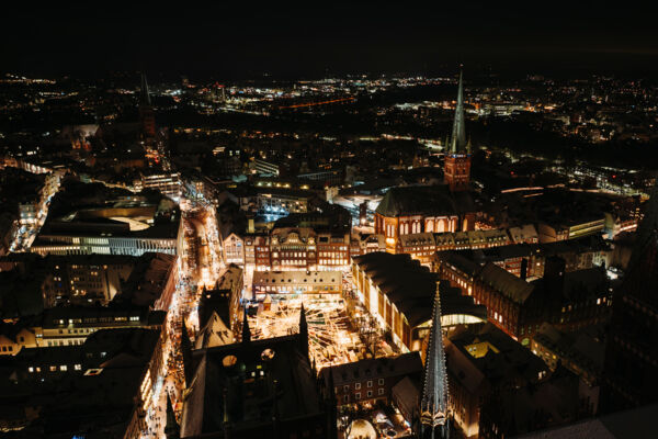 Lübeck_Weihnachtsmarkt auf dem Markt aus der Vogelperspektive © LTM