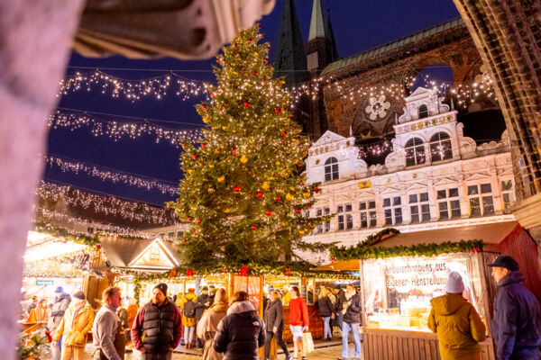 Lübeck_Weihnachtsmarkt auf dem Markt Tanne  © LTM