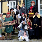 Stadtspieler vor dem Torhaus