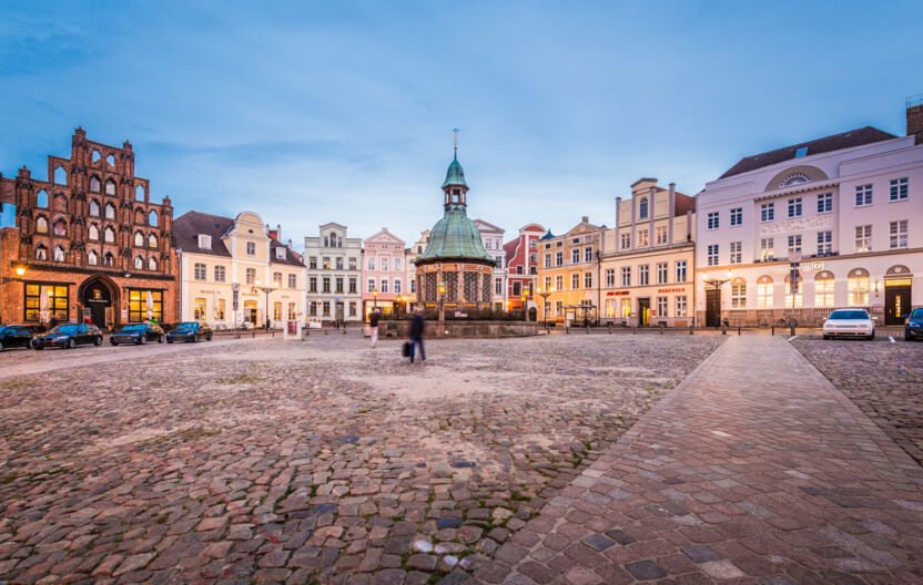 Marktplatz, Wasserkunst auf dem Marktplatz, Giebelhäuser