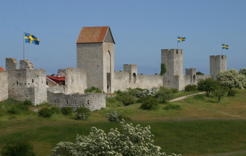 Visby ringmur med flaggor © www.gotland.com